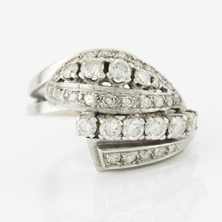 Ring in white gold with brilliant and octagon-cut diamonds.