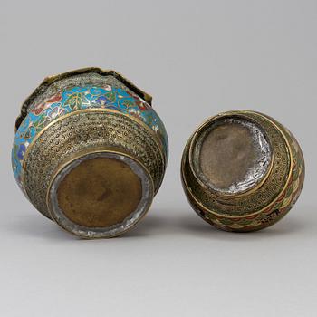 URNOR/YTTERFODER, 2 st, cloissonné, Japan, 1900-tal.