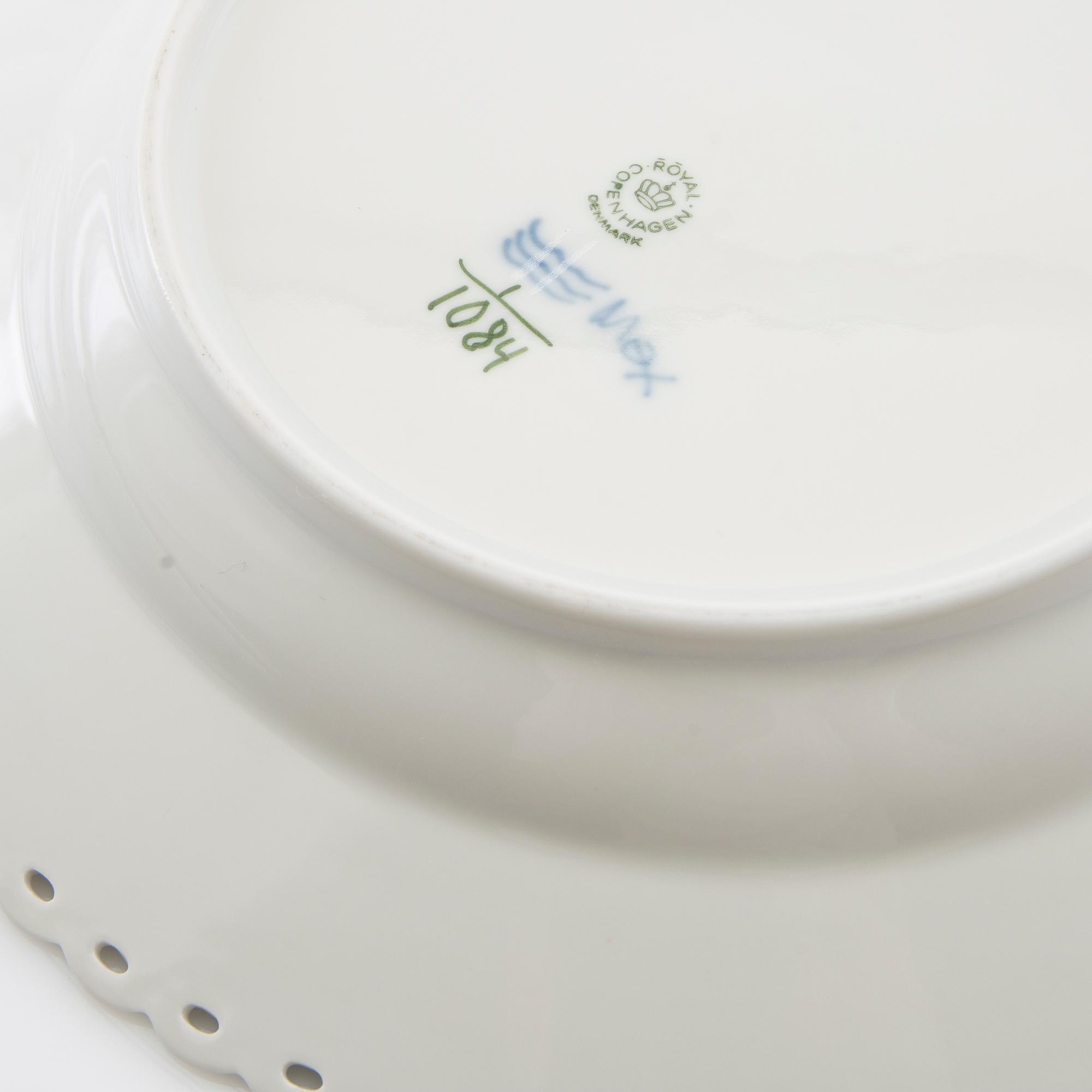 Service "Musselmalet" 13 dl Royal Copenhagen Denmark porcelain.