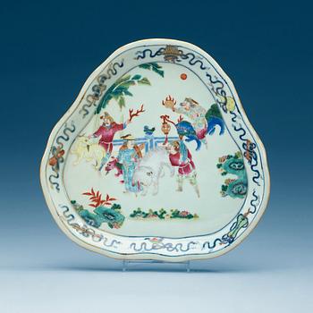 1647. A famille rose tray, Qing dynasty, 19th Century.