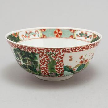 A famille verte bowl, Qing dynasty, late 19th century.