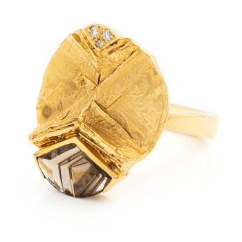 633. A ring, 18K gold with a fancy-cut smoky quartz and round brilliant-cut diamonds.
