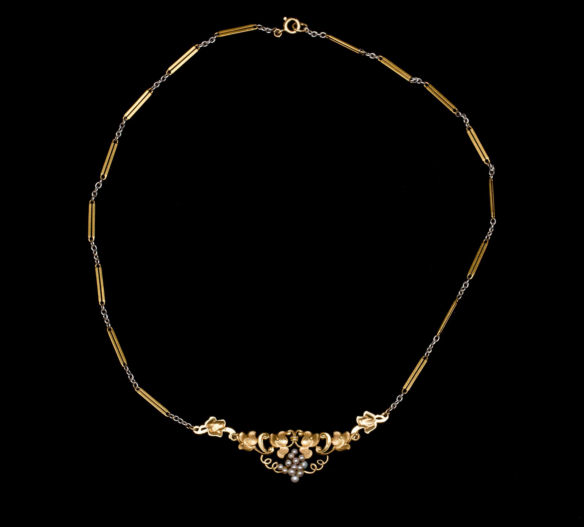 HALSKEDJA, 18 K guld med flodpärlor, G. Dahlgren, Malmö, 1933. Vikt ca 10 g.