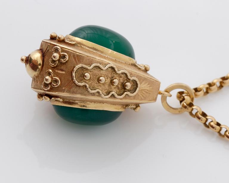 HÄNGE med KEDJA, 18k samt kalcedon, 1900-talets första kvartal. total vikt ca 27g.