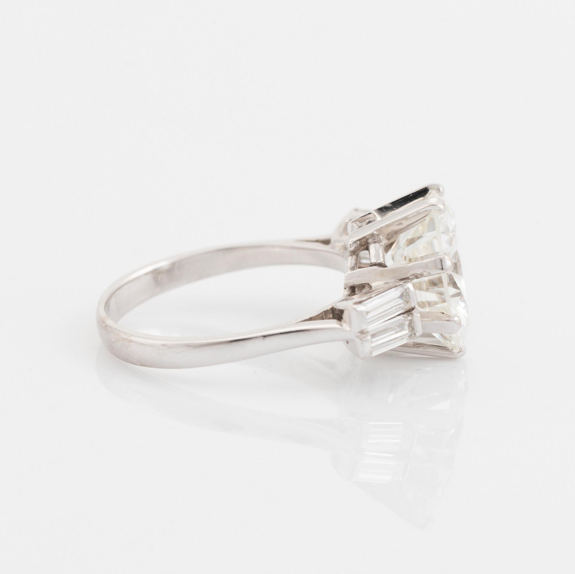 Ring 14K vitguld med en rund briljantslipad diamant vikt ca 5.25 ct kvalitet ca F/G vvs.