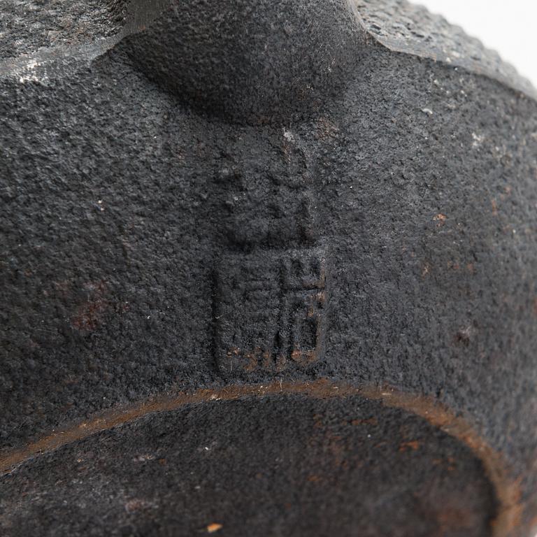 Rökelsekar, tekannor, 2 st, och skål, Japan/ Kina, 1900-talets första hälft.