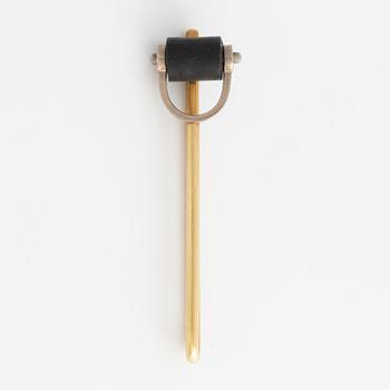 Glenn Roll, slipsnål, 18K guld, metall och svart gummi.