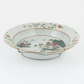A Famille Rose porcelain washbasin, China, Qianlong (1736-95).
