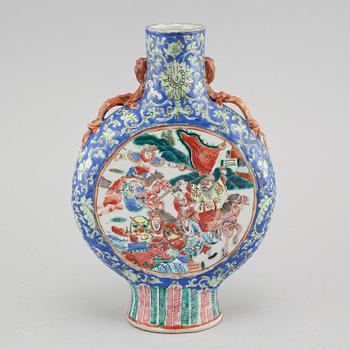 A porcelain moon flask from China, 19th century.