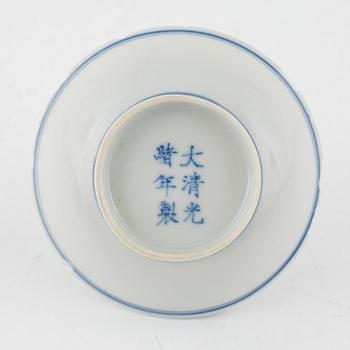 13 blue and white porcelain dishes, China, late Qingdynasty.