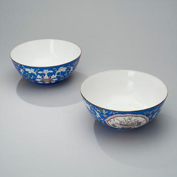 A PAIR OF BOWLS, porcelain, Russia, Gardner late 19th century.