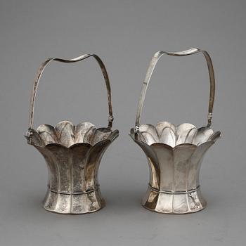 KORGAR, STÄLL och BRICKA, 4 delar, bla silverhalt 800, Tyskland omkring år 1900. Total vikt ca 1155 gram.