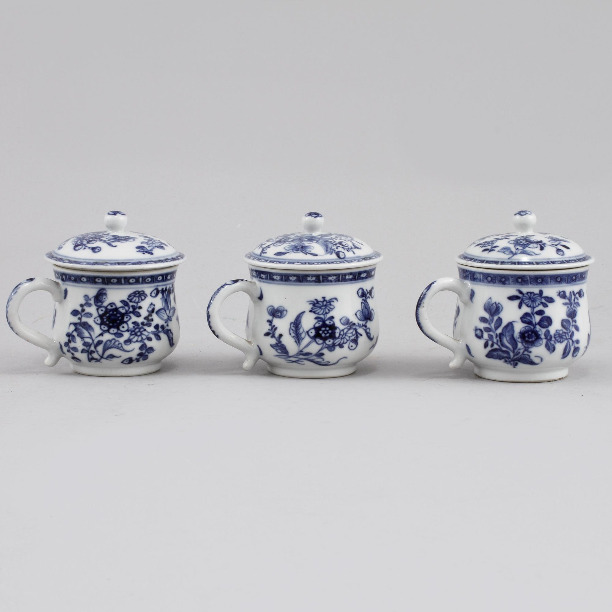 CREMÈKOPPAR, 3 st, porslin, Kina, 1700-tal.