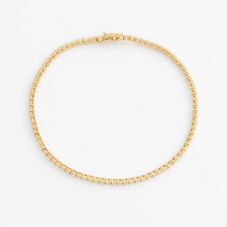 Tennisarmband, 14K guld med briljantslipade diamanter.