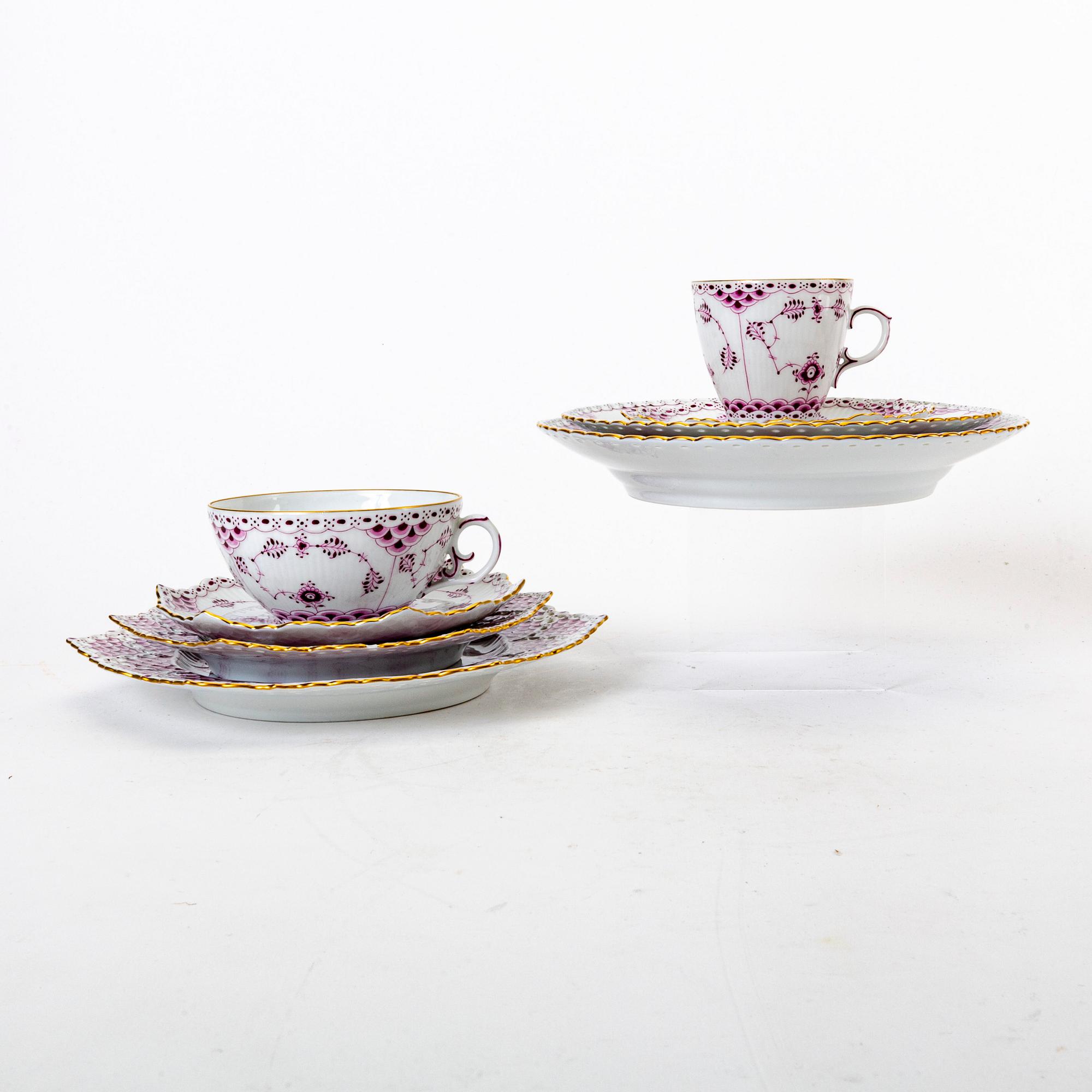 A Musselmalet helblonde red 10 pcs porcelain service Royal Copenhagen 1952.