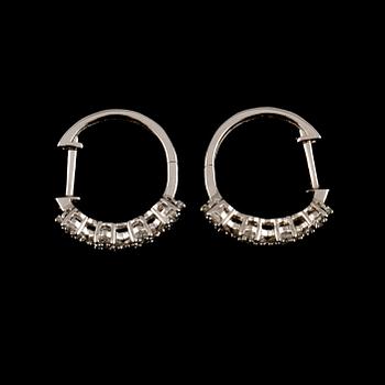 ÖRHÄNGEN, ett par, 18k vitguld med briljantslipade diamanter, totalt 0.63 ct. Vikt 3 g.