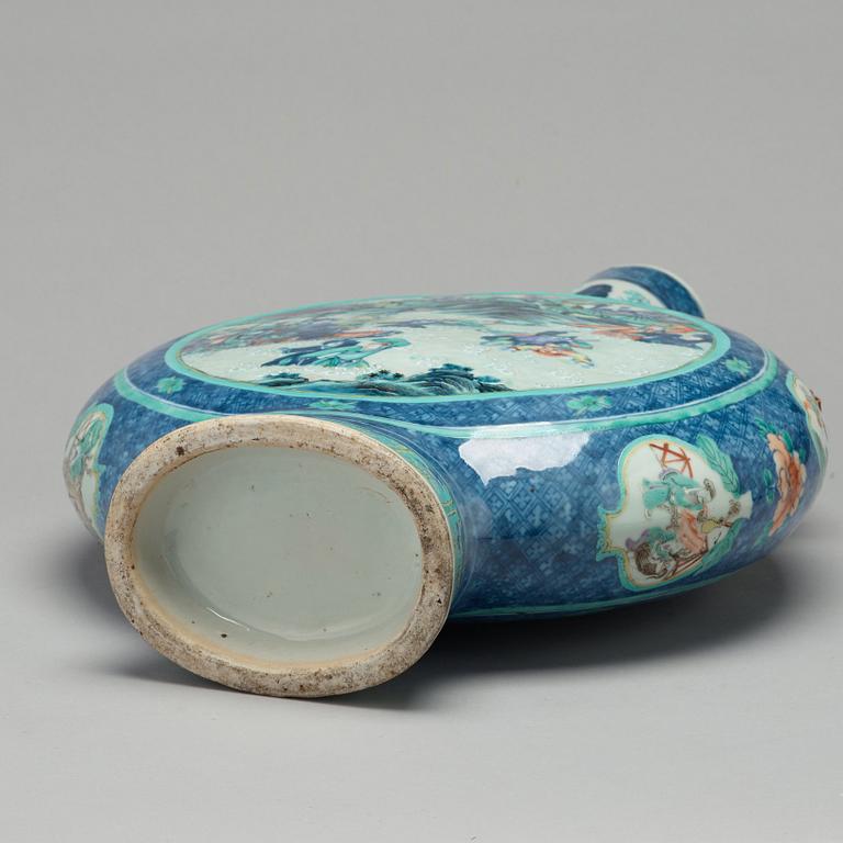 A pair of doucai moonflasks, Qing dynasty, 19th Century.