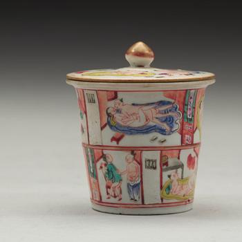 A porcelain cup with cover, late Qing dynasty.