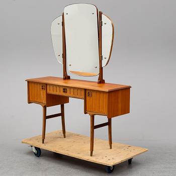 SMINKBORD, 1950/60-tal, fanérat i teak.