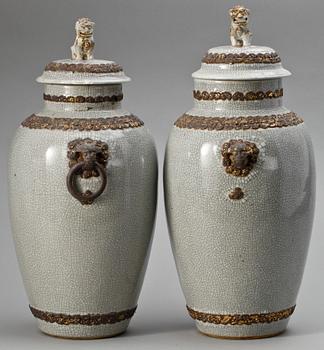 A pair of ge-glazed jars with covers, Qing dynasty.