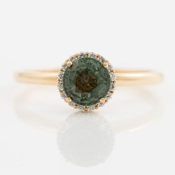 Ring in 14K gold with a green sapphire and brilliant-cut diamonds.