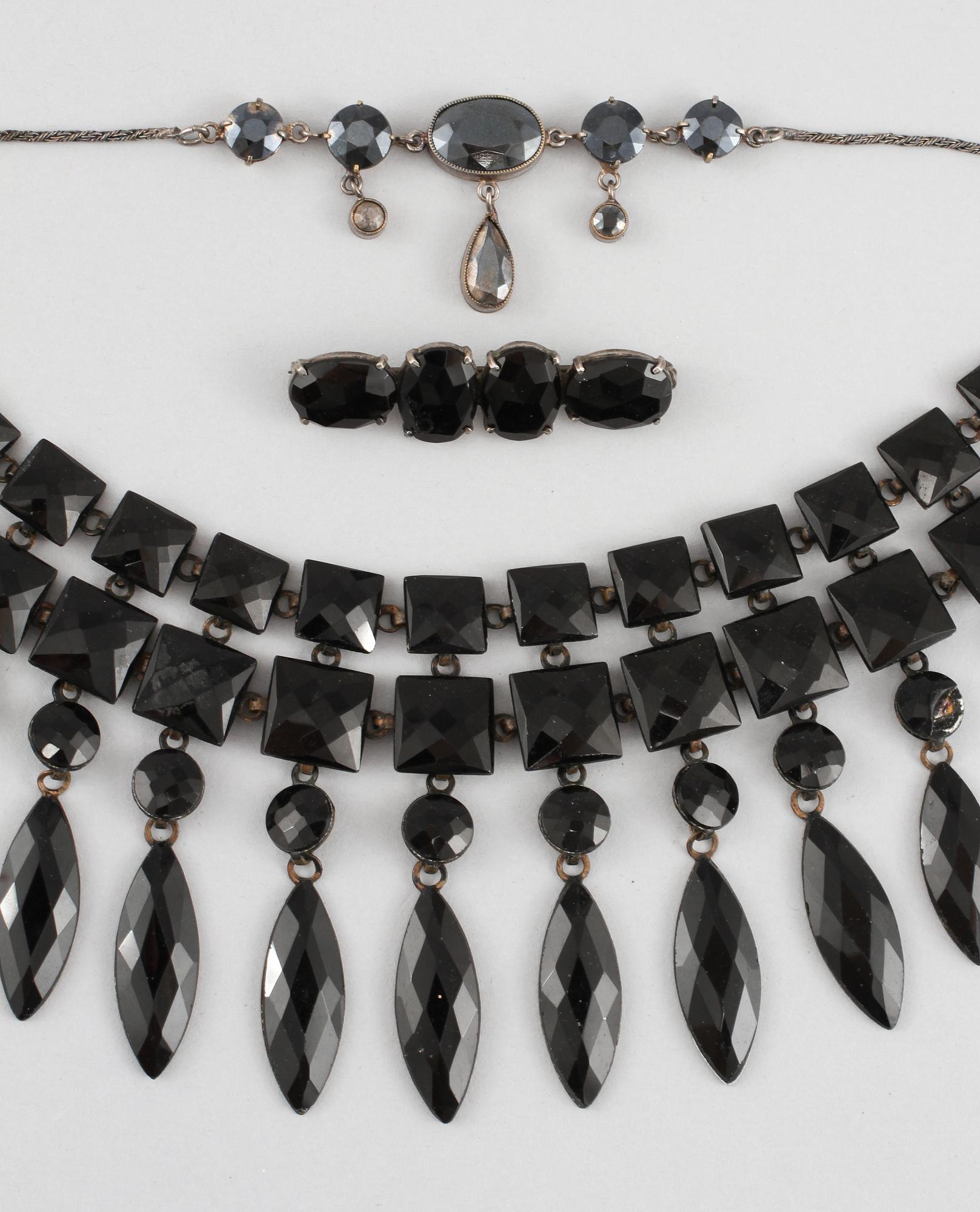 SORGSMYCKEN, 3 delar, metall samt fasettslipad onyx, 1900-talets första hälft.