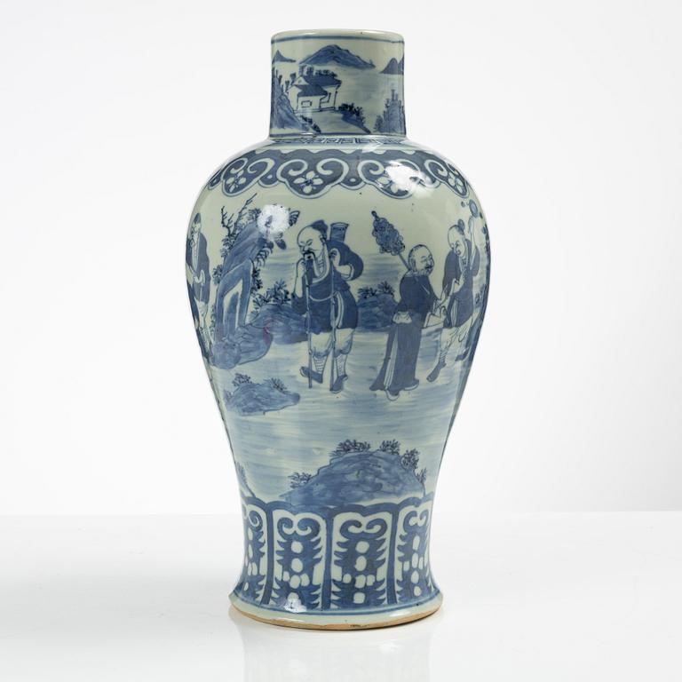 A Chinese blue and white porcelain vase, Qing dynasty, 19th century.