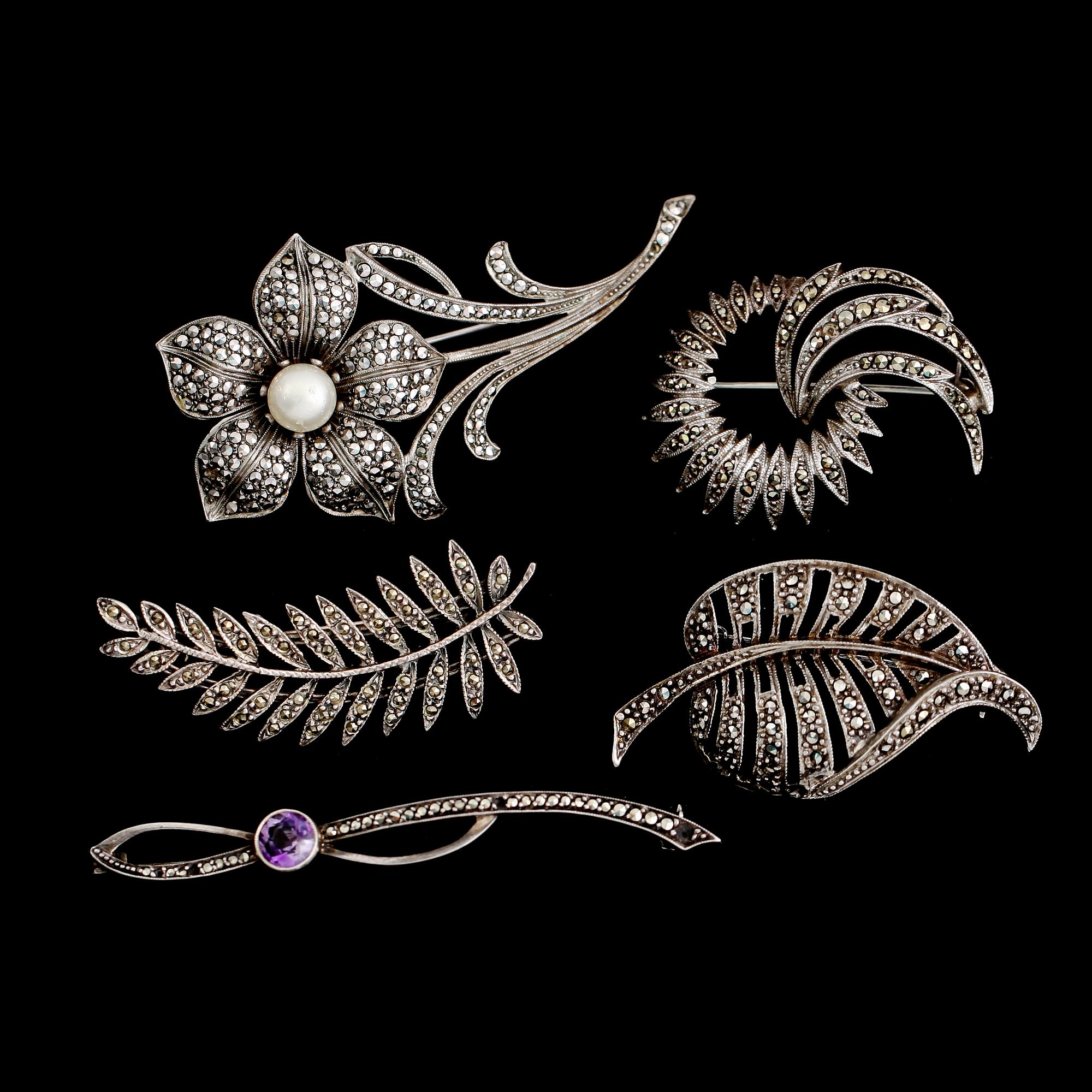 BROSCHER, 5 st, silver och markasiter, 1900-talets mitt. Total vikt ca 40 g.
