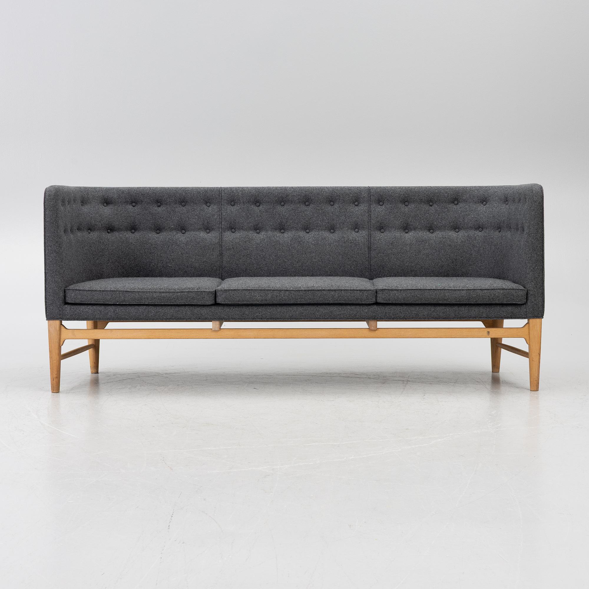 Arne Jacobsen, & Flemming Lassen, Soffa, ”Mayor AJ5”, &Tradition, Danmark, 2000-tal.