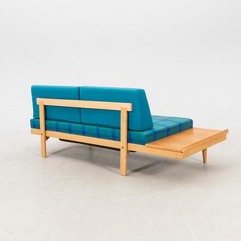 Ingmar Relling, soffa samt sidobord "Svane", ur Svane-serien, Ekornes Fabrikker A/S, Norge, 1970-tal.