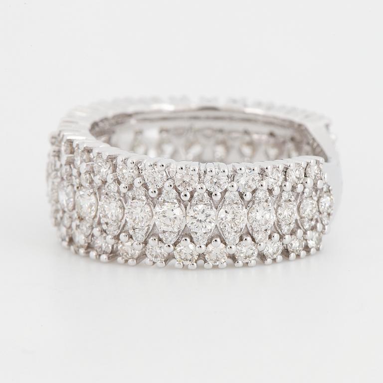Round brilliant-cut diamond ring.