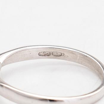 Ring, 14K vitguld, med en briljantslipad diamant ca 0.65 ct.