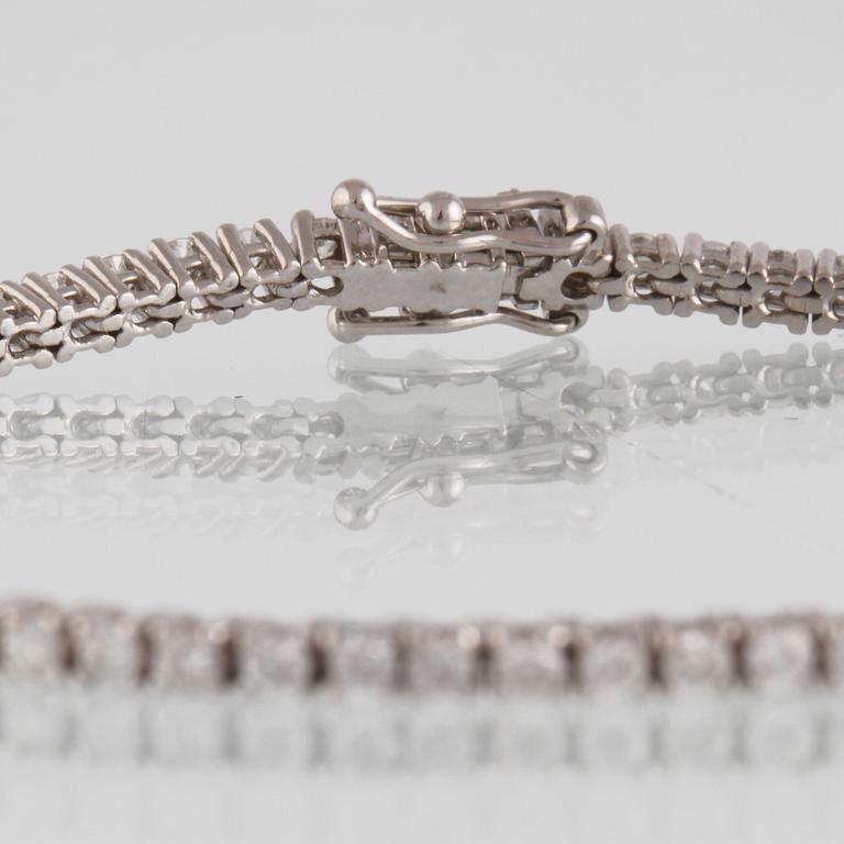 ARMBAND, 18K vitguld med briljantslipade diamanter ca 2.20 ct. Vikt 8,2 gram.