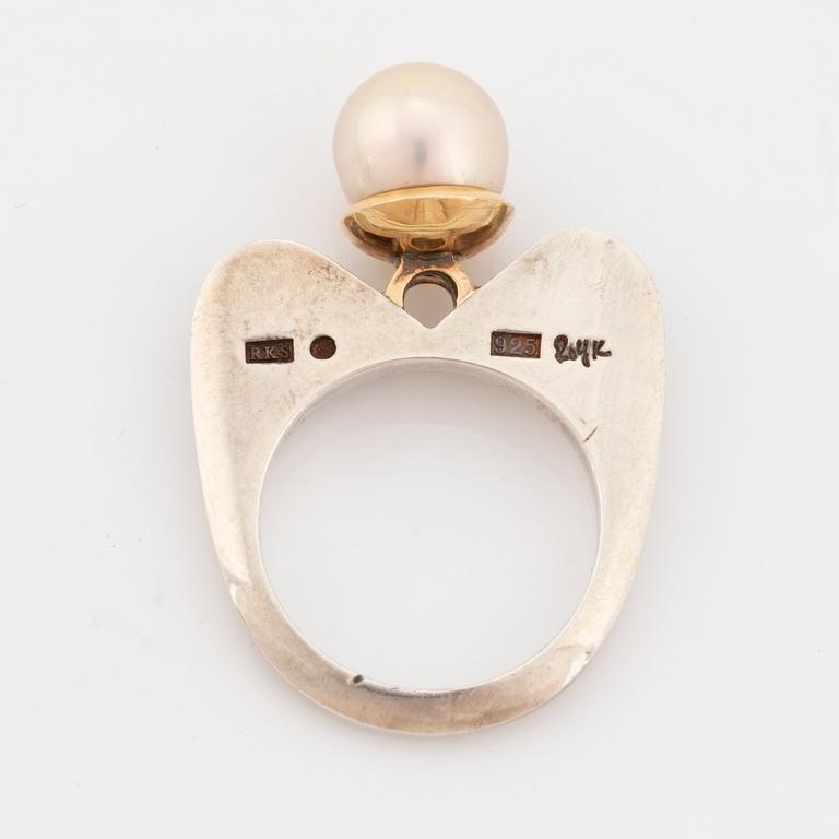 Rolf Karlsson, Ring, silver med odlad pärla i guldskål.