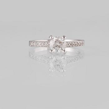 RING, 18K vitguld med briljantslipad diamant 0.97 ct samt mindre diamanter 0.16 ct. Vikt 4,1 gram.