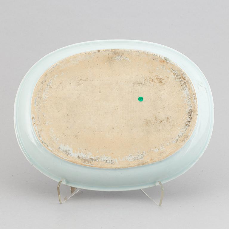 A blue and white oval dish, Qing dynasty, Qianlong (1736-95).