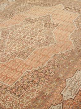 A CARPET, semi-antique Tabriz, ca 369,5 x 272,5 cm.