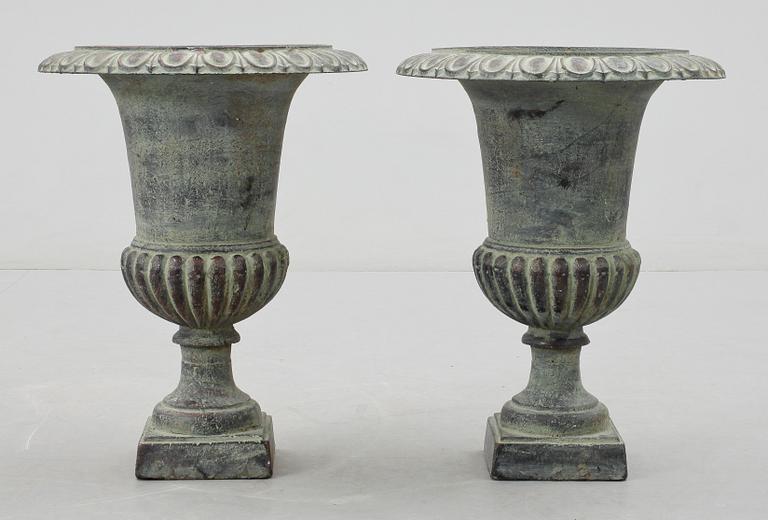 TRÄDGÅDSURNOR, ett par, patinerad metall, 1900/2000-tal.