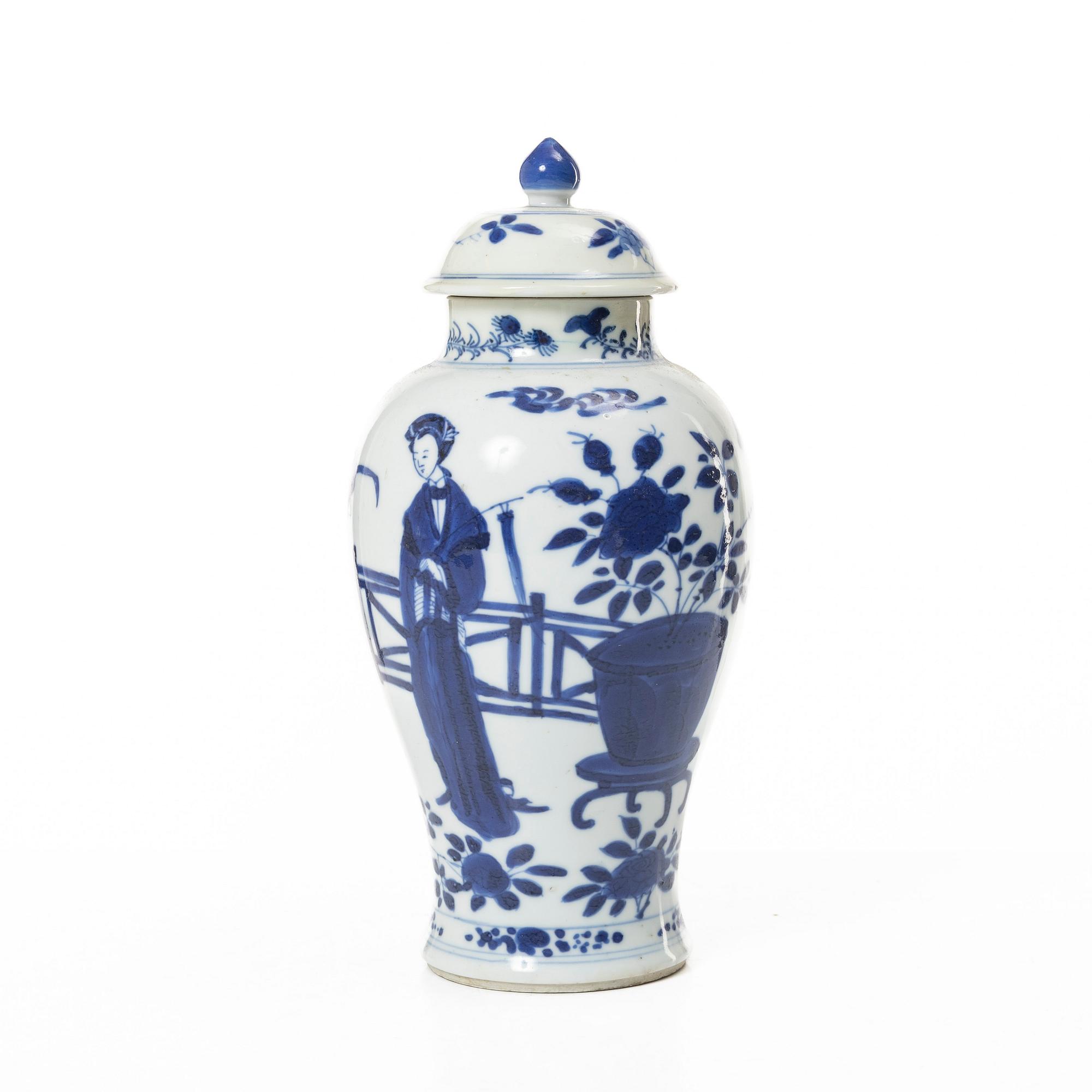 A Chinese blue and white porcelain vase with cover, Qing dynasty, Kangxi (1662-1722).
