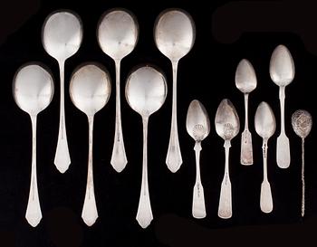 BESTICK, 35 delar, silver och nysilver, engelska, finska, ryska stämplar, 1845-1900-talets mitt. Total silvervikt 465 g.