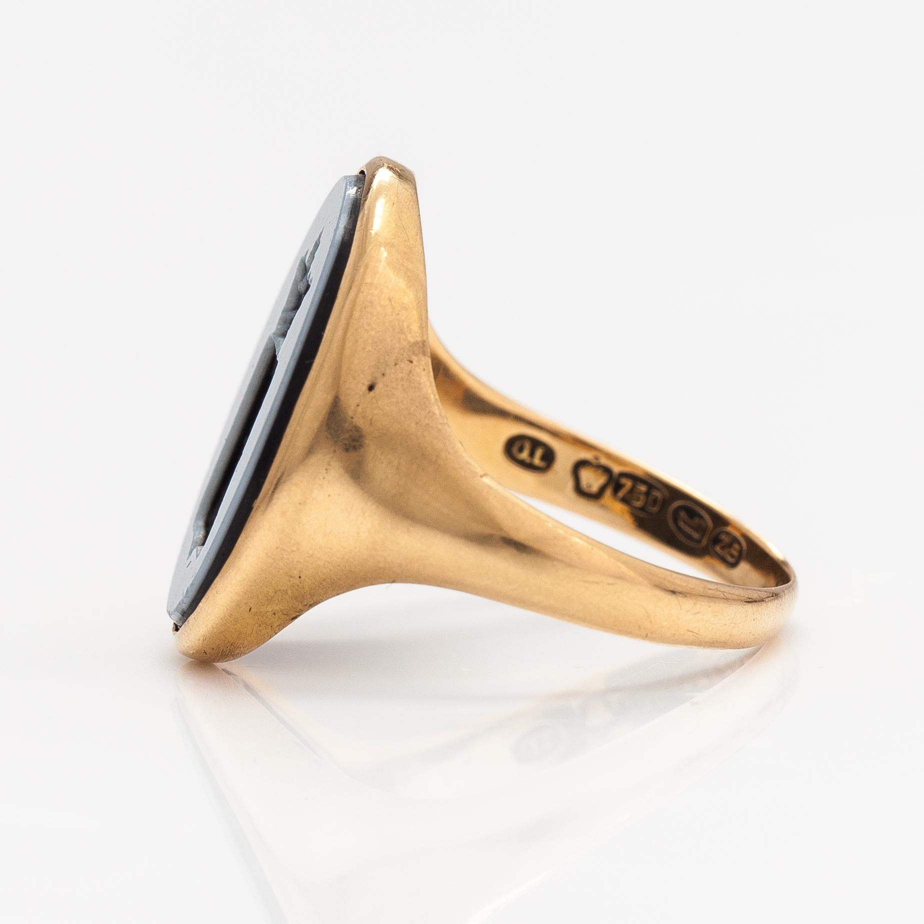 A signet ring, Wasastjerna family crest, 18K gold, sardonyx. Oskar Lindroos, Helsinki 1929.