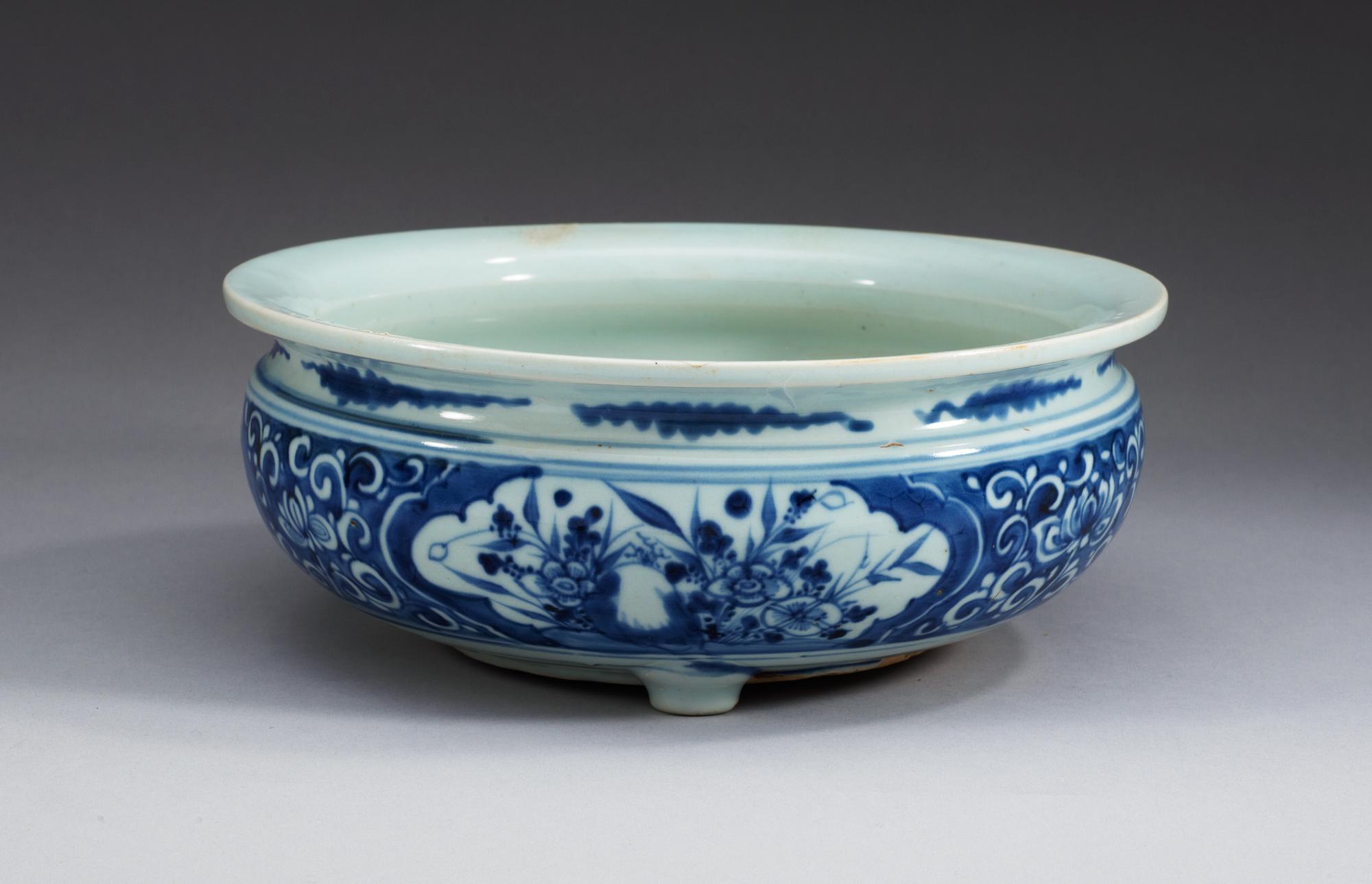 RÖKELSEKAR, porslin. Qing dynastin, tidigt 1700-tal.