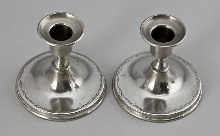 LJUSSTAKAR SAMT ett par BÄGARE, tenn, Firma Svenskt Tenn. 1926 resp 1930.