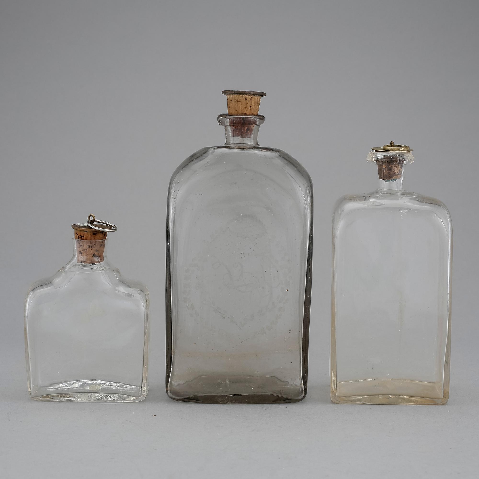 BRÄNNVINSFLASKOR, 3 st, glas, 1800-1900-tal.