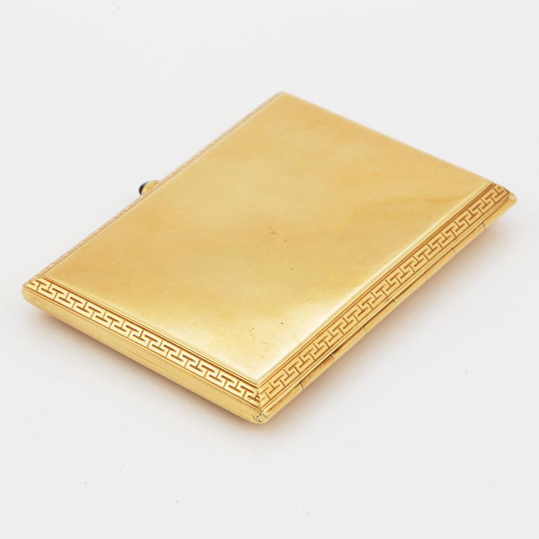 An 18K gold cigarette box.