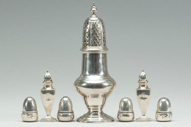 SOCKERSTRÖARE samt 6 st SAMT- OCH PEPPARKAR, silver och sterlingsilver, delvis England. 1900-tal. Total vikt ca 240 gram.