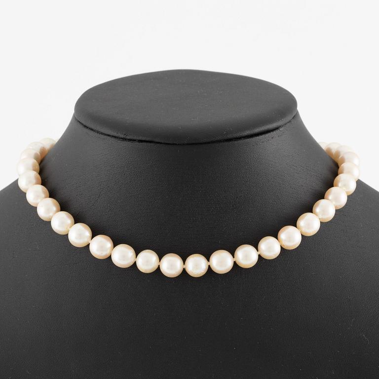 Atelier Stigbert, necklace of cultured pearls and clasp 18K gold with cabochon-cut green tourmaline.