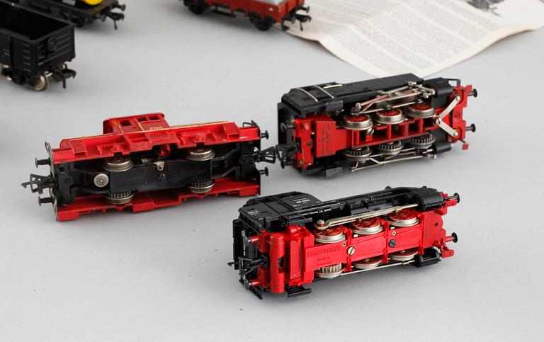 MODELLTÅG, tre lok och fyra vagnar, Fleischmann, Tyskland, omkring 1900-talets mitt.