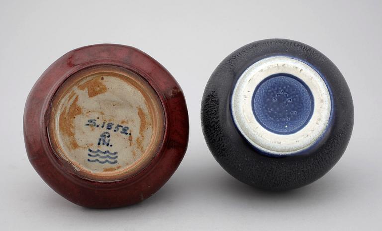 VASER, 2st, stengods. Kåge Gustavsberg resp Patrik Nordström, Den Kongelige Porcelainsfabrik, Danmark. 1900-tal.