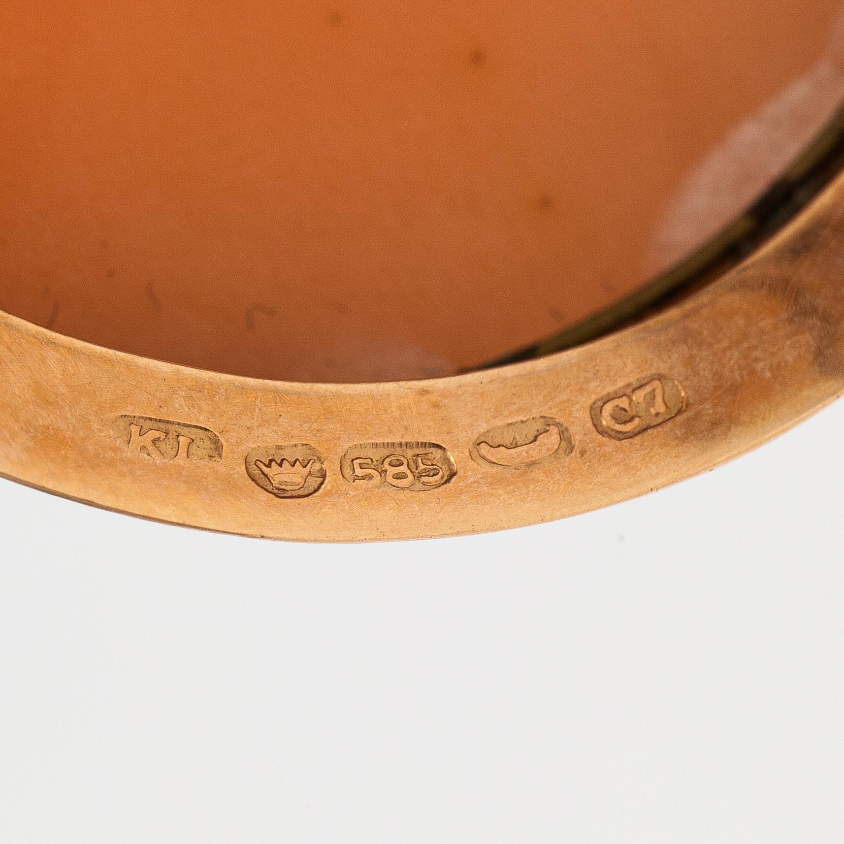 A 14K gold and sea shell cameo pendant/brooch. Kaarlo Lappalainen, Helsinki 1956.